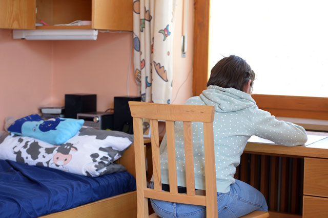 Junge sitzt am Schreibtisch