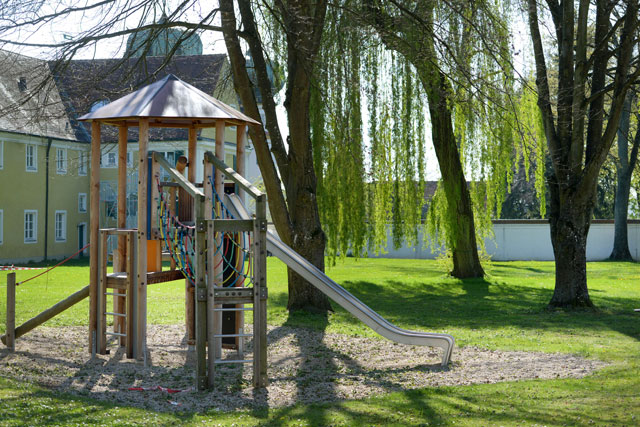 Bild Holzhaus auf Spielplatz