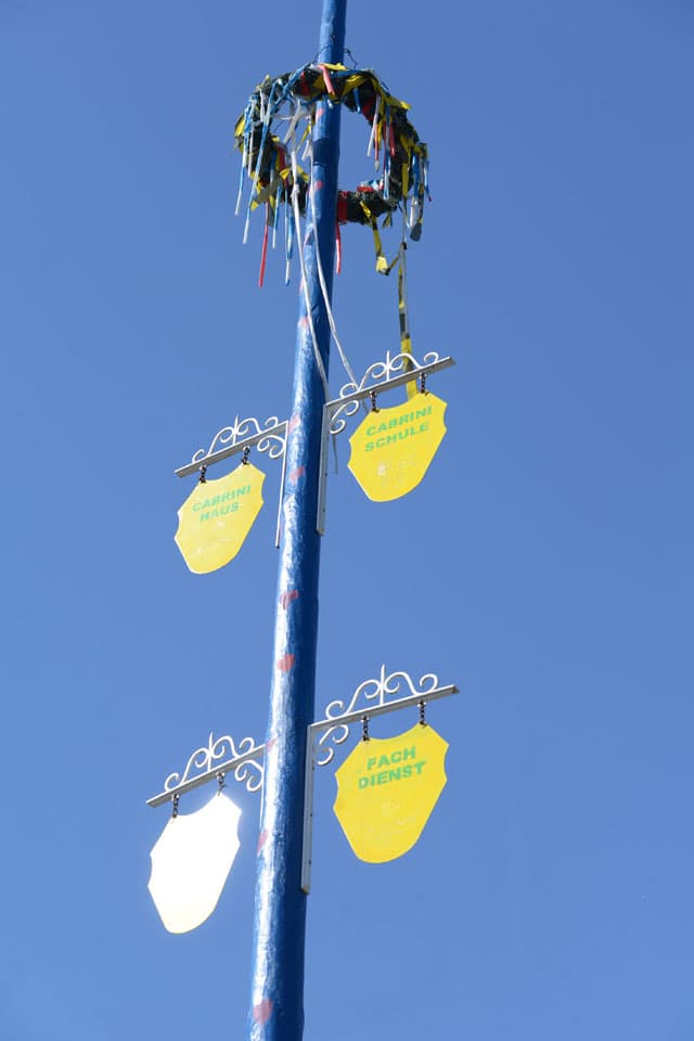 Maibaum vor der Cabrini-Schule